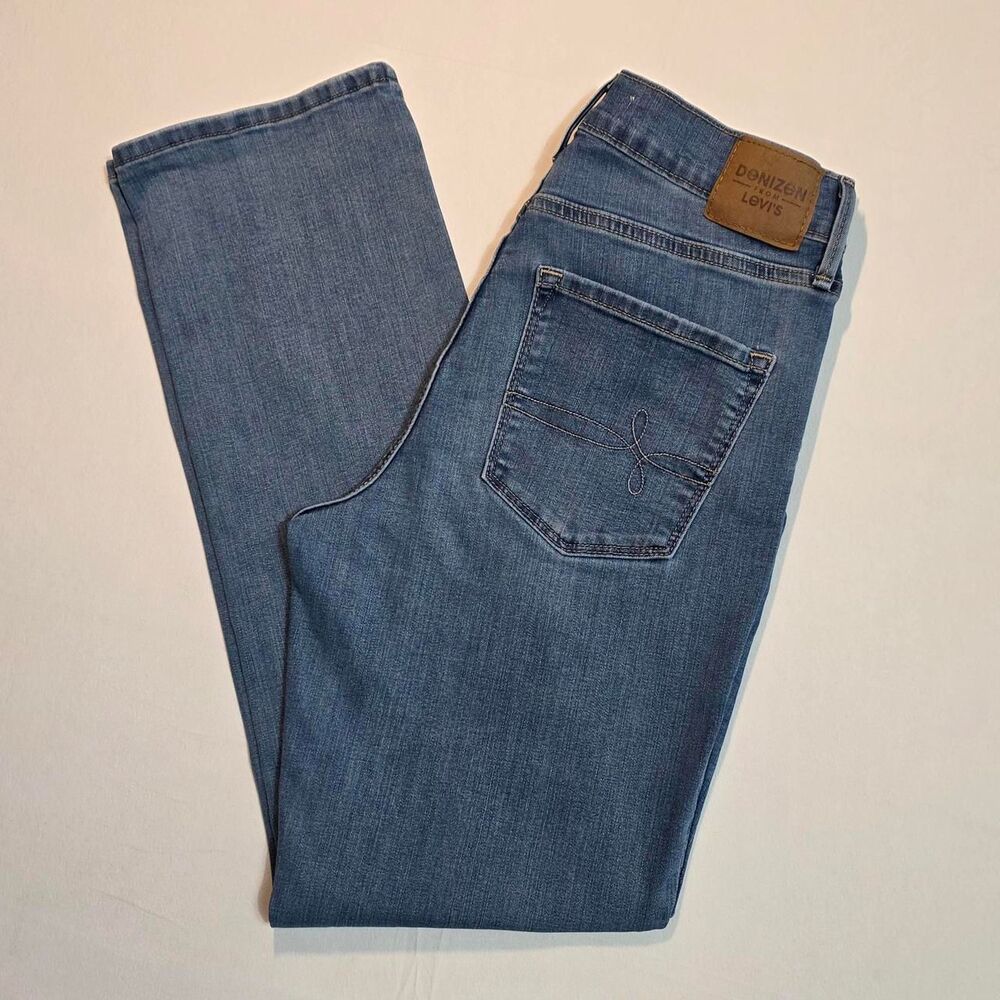 Denizen from Levi's High-Rise Straight measurements 28 waist or 4/5 denim jeans